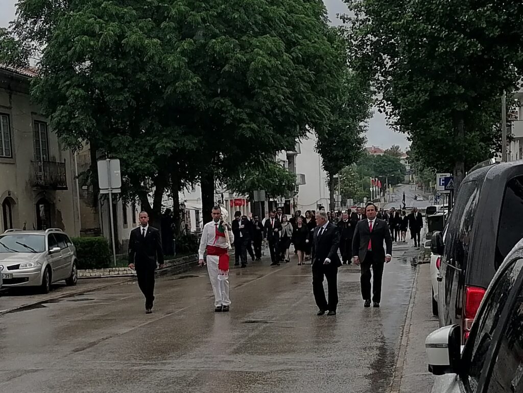 Cortejo sem coroas nem pendões por causa da chuva coroas IMG 20230528 134114