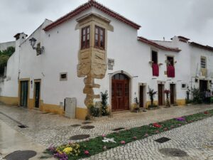 Cortejo sem coroas nem pendões por causa da chuva coroas travessa arco IMG 20230528 113847