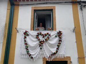 Cortejo sem coroas nem pendões por causa da chuva coroas travessa arco IMG 20230528 113917
