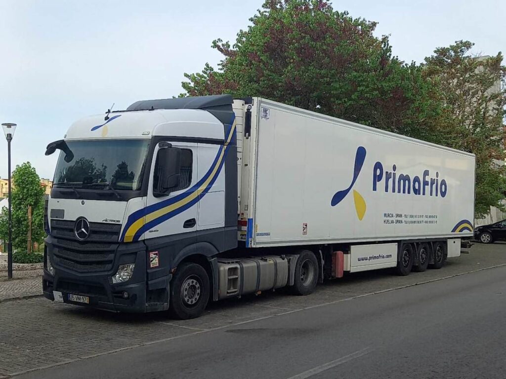 Camião ocupa sete lugares de estacionamento estac 4378697 7873351806019631169 n