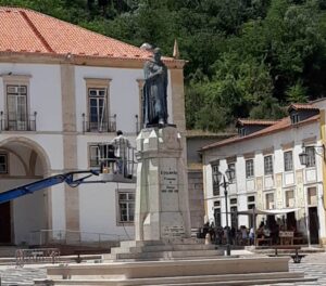 Gualdim Pais “tomou banho” estatua gualdim pais IMG 0518 182341