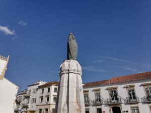 Gualdim Pais “tomou banho” estatua gualdim pais IMG 20230518 182341