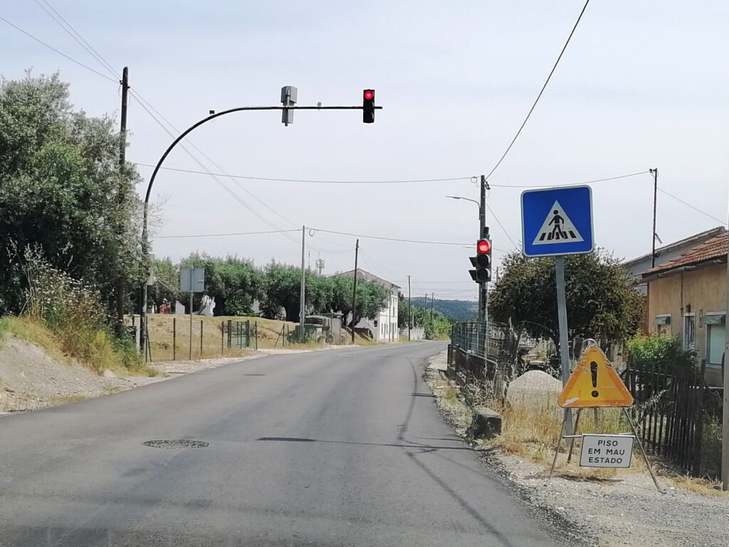 Estrada pavimentada há pouco tempo já está em mau estado estrada serra valdonas IMG 20230517 141700