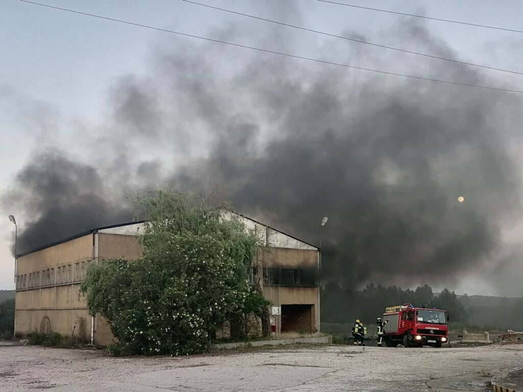 Incêndio deflagrou num armazém da Platex (c/ vídeo) incendio platex IMG 20230504 203256