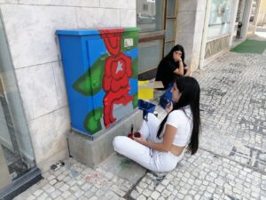 Alunos pintam caixas de eletricidade pintura IMG 20230519 151406