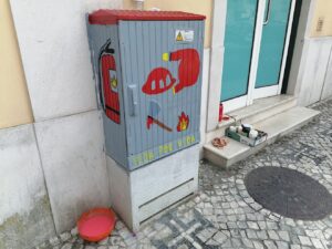 Alunos pintam caixas de eletricidade pintura IMG 20230519 151531