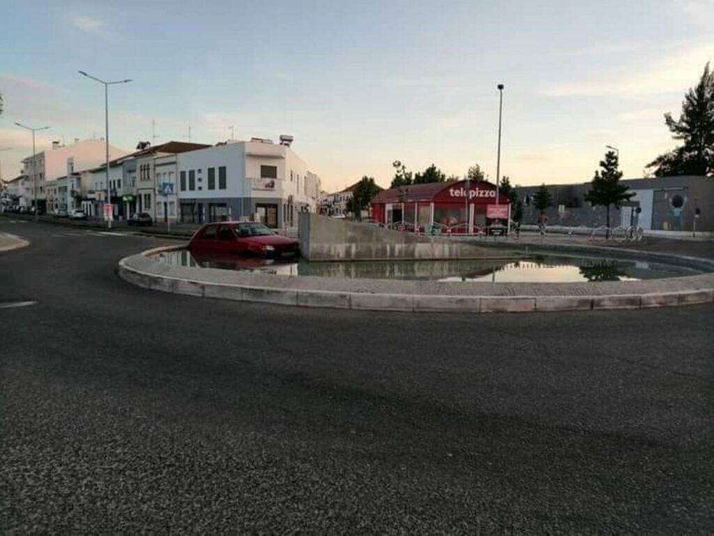 Carro despista-se e vai parar dentro de uma rotunda em Ponte de Sôr ponte de sor 139289 8483297151497254850 n