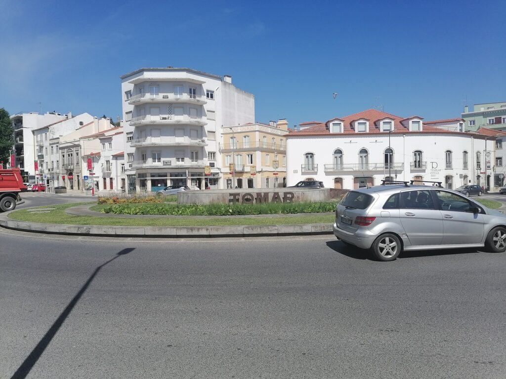 Câmara retira bonecas dos tabuleiros da rotunda Alves Redol Tomar rotunda IMG 20230615 105853