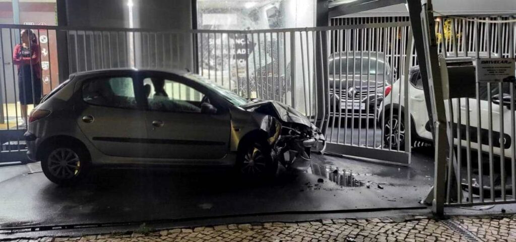 Carro despista-se contra stand de automóveis no Cartaxo despiste 7145712596 5852643038844120374 n