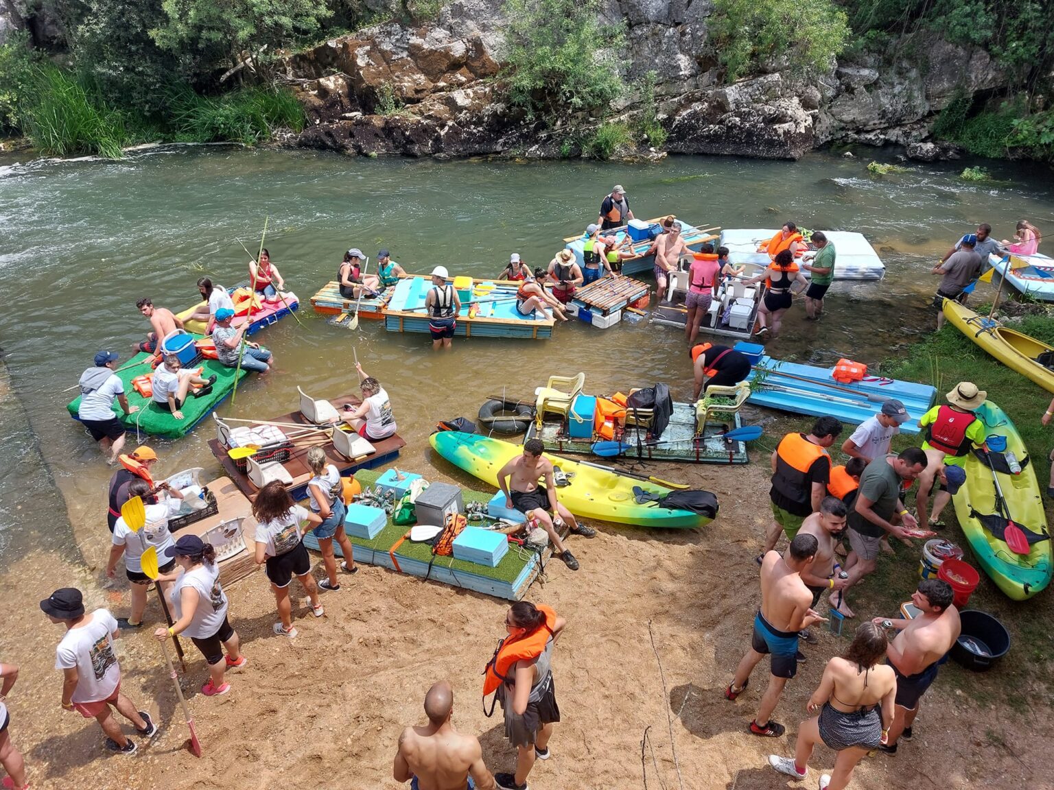 Cada vez mais aventureiros na descida do rio em jangadas improvisadas (c/ fotos) jangadas 23282779 1756023319929639170 n