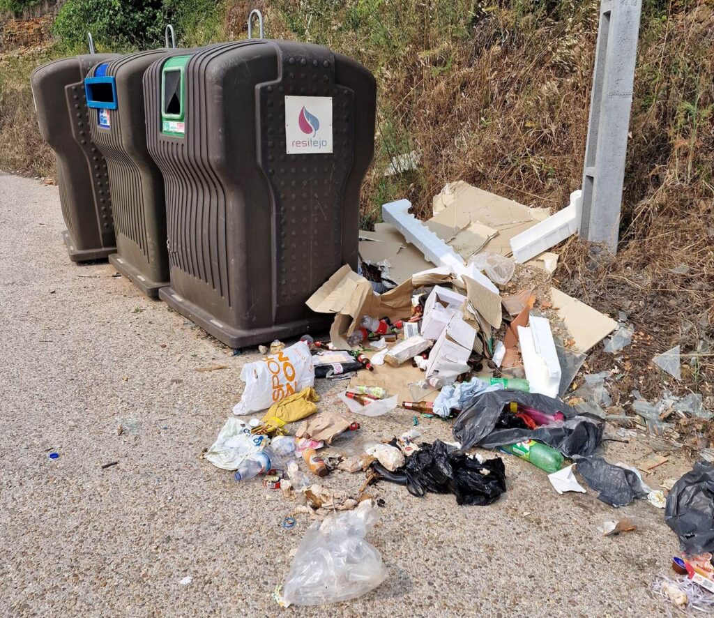 Lixo espalhado junto à ponte do Prado lixo 469732899716326 8972602857745091910 n