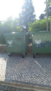 Contentores do lixo vandalizados lixo 6283553333 214676636197232720 n