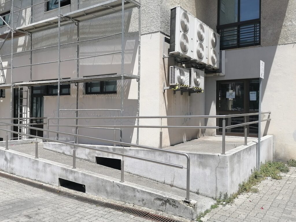 Andaimes impedem acesso de deficientes na Segurança Social seguranca social IMG 20230616 143621
