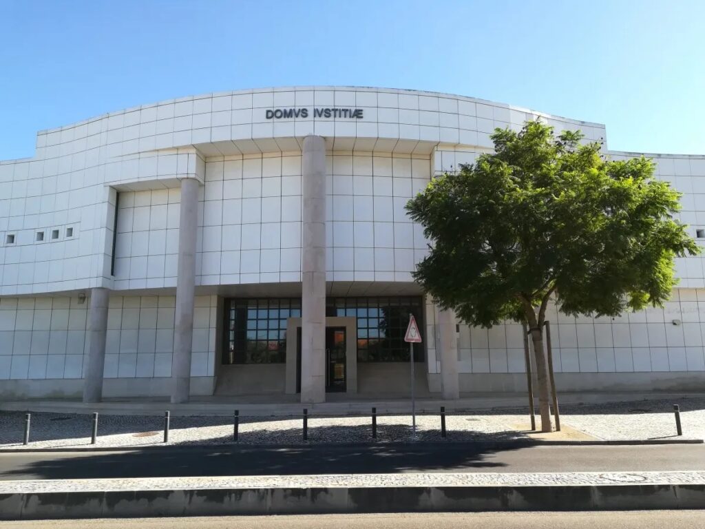 Assaltaram edifício do Tribunal do Entroncamento tribunal entroncamento IMG 20170904 164431