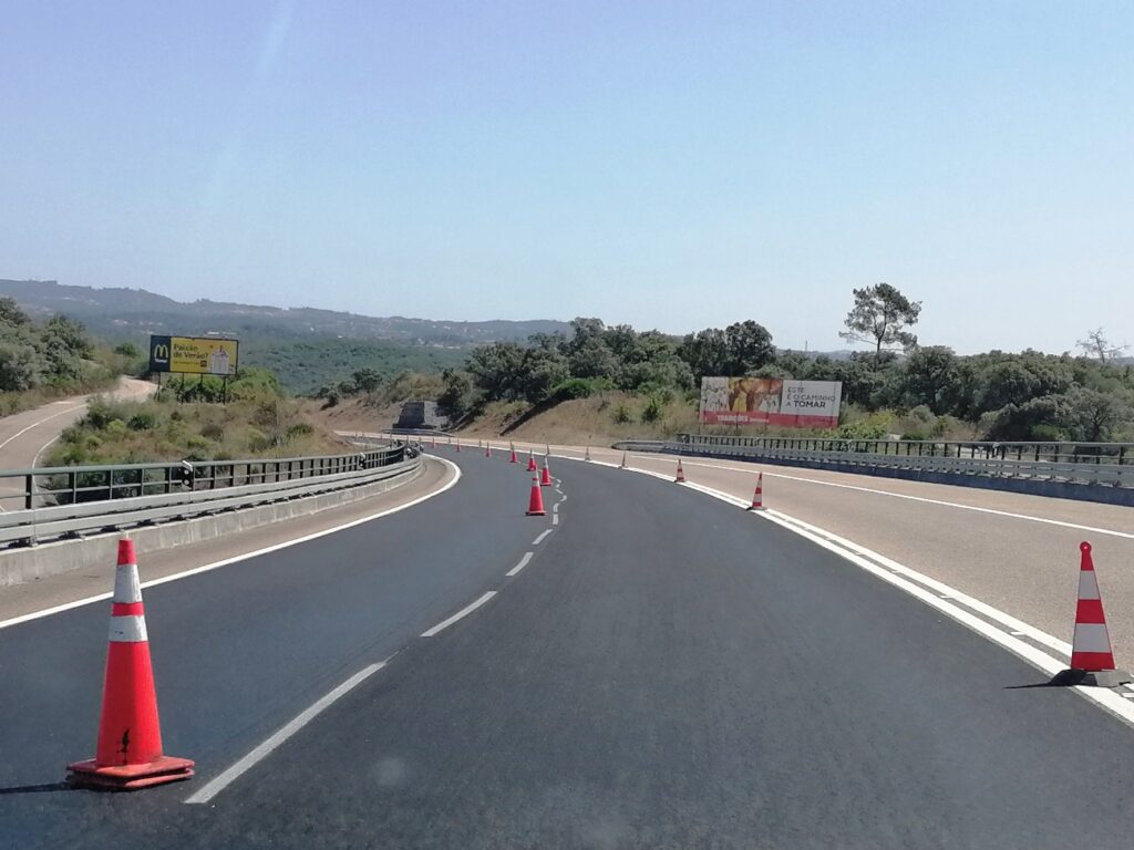 Obras no IC9 condicionam trânsito, com pintura “aos esses” (c/ vídeo) IC9 IMG 20230720 114120