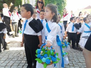 Cortejo dos Rapazes: mais de 1500 crianças gritaram “viva a Festa” (c/ fotos e vídeos) cortejo rapazes tabuleiros IMG 20230702 094026