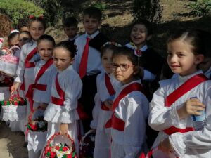 Cortejo dos Rapazes: mais de 1500 crianças gritaram “viva a Festa” (c/ fotos e vídeos) cortejo rapazes tabuleiros IMG 20230702 094626