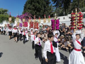 Cortejo dos Rapazes: mais de 1500 crianças gritaram “viva a Festa” (c/ fotos e vídeos) cortejo rapazes tabuleiros IMG 20230702 101428
