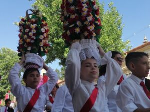 Cortejo dos Rapazes: mais de 1500 crianças gritaram “viva a Festa” (c/ fotos e vídeos) cortejo rapazes tabuleiros IMG 20230702 102439