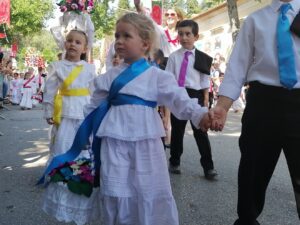 Cortejo dos Rapazes: mais de 1500 crianças gritaram “viva a Festa” (c/ fotos e vídeos) cortejo rapazes tabuleiros IMG 20230702 102441