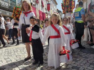 Cortejo dos Rapazes: mais de 1500 crianças gritaram “viva a Festa” (c/ fotos e vídeos) cortejo rapazes tabuleiros IMG 20230702 104129