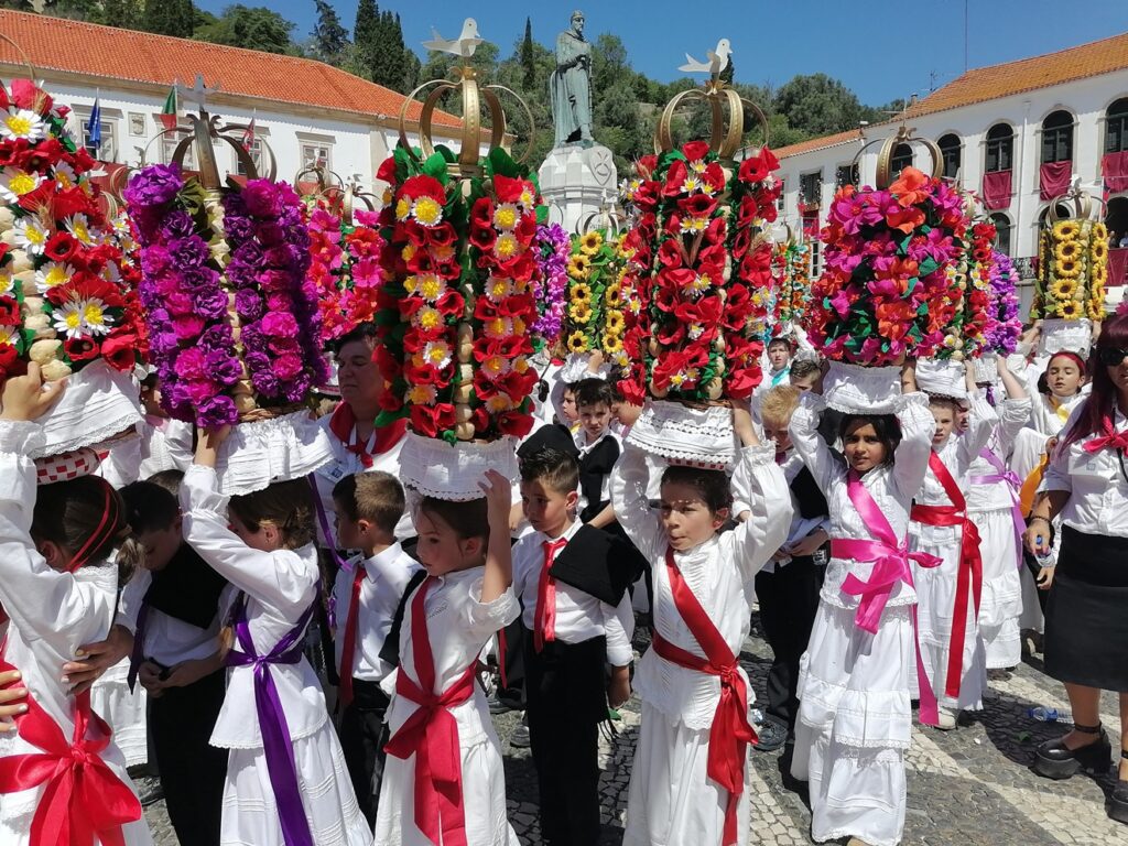 Cortejo dos Rapazes: mais de 1500 crianças gritaram “viva a Festa” (c/ fotos e vídeos) cortejo rapazes tabuleiros IMG 20230702 113059