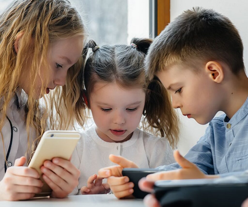 Telemóveis vão ser proibidos em escolas do 1.º ciclo em Almeirim telemoveis escolas