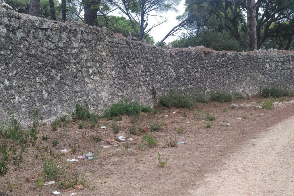 Desrespeito Histórico e Ambiental: A Inaceitável Lixeira a Céu Aberto no Complexo dos Templários 9