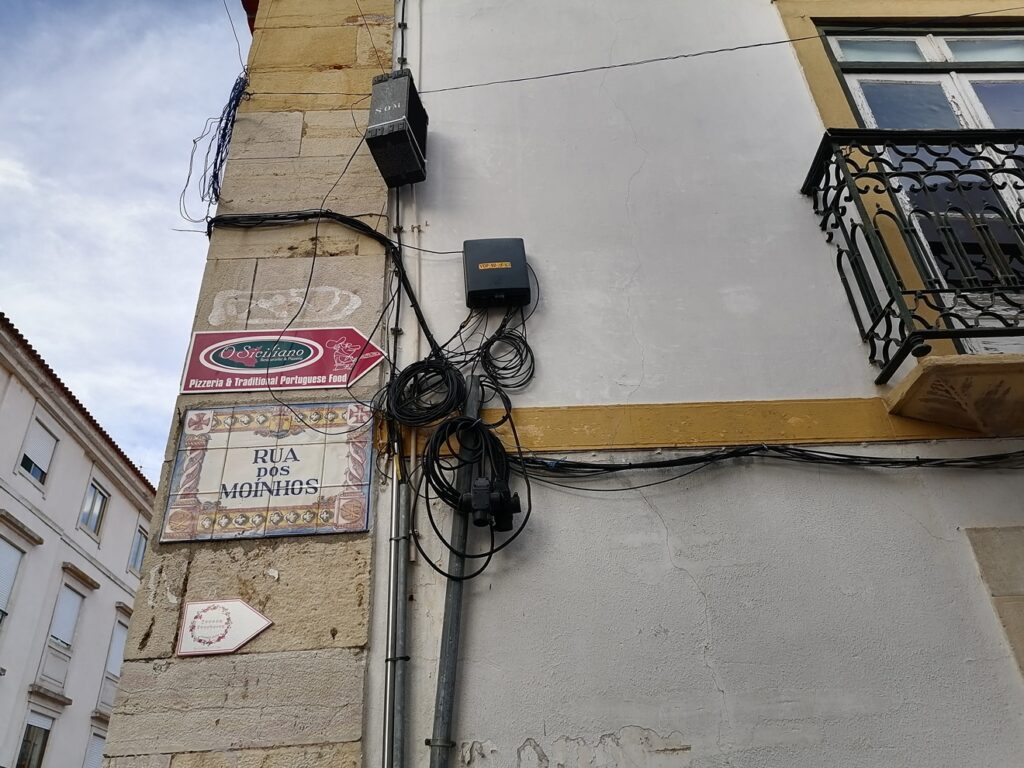 Fios e mais fios no centro histórico fios IMG 20230813 194429