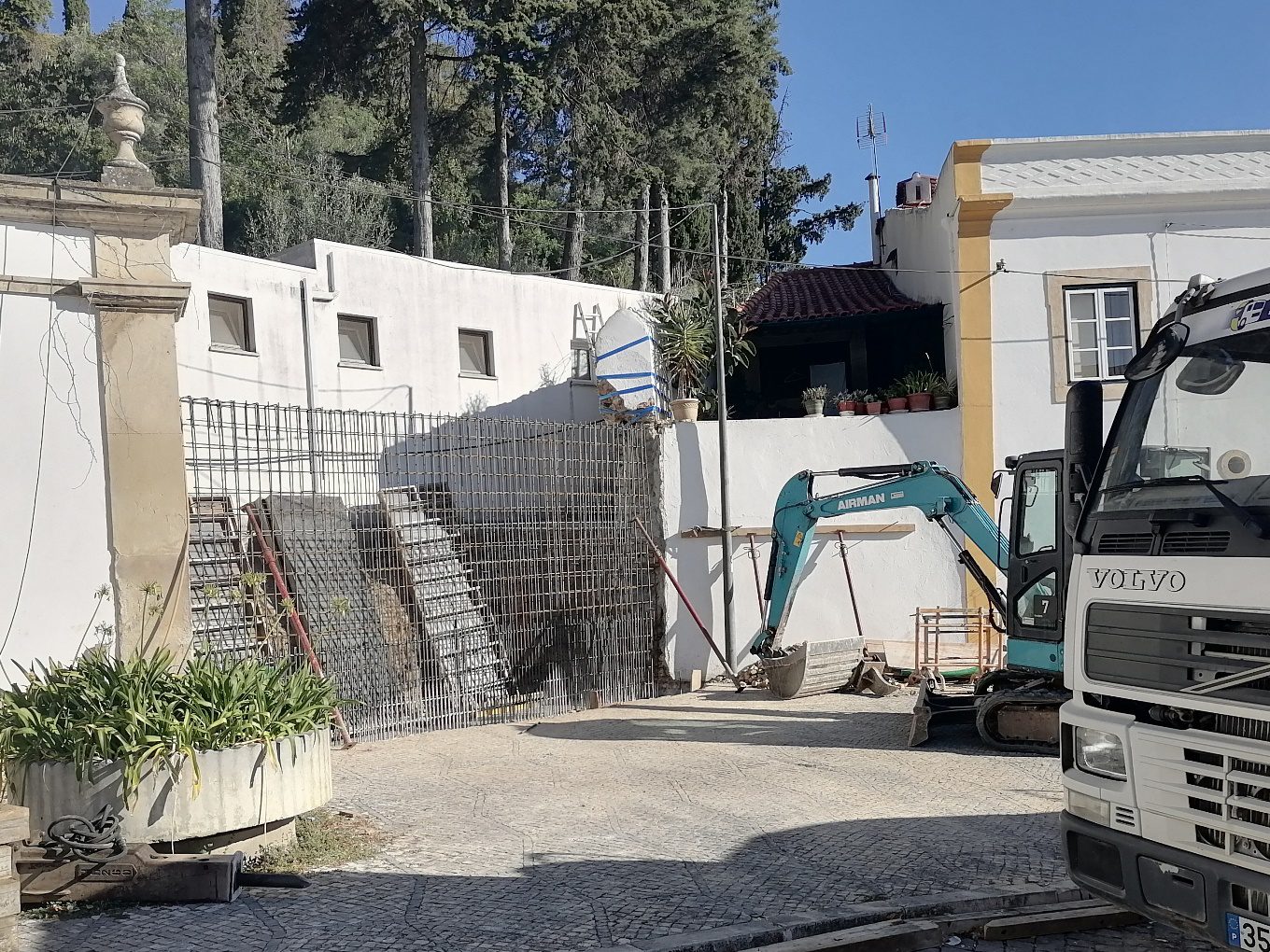 Muro da Mata em risco de ruir está a ser reparado muro mata IMG 20230827 091237