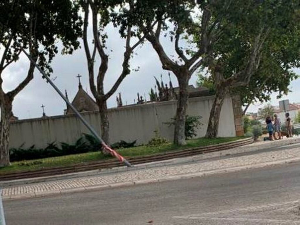 Poste em risco de queda poste received 940806937158200