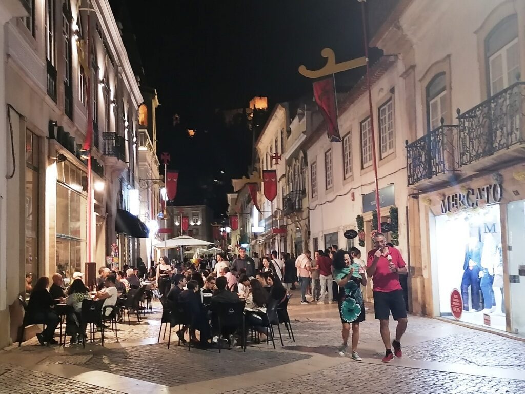 Comércio e serviços de Tomar vão ter novos horários e a polémica já começou Tomar noite movida IMG 20230728 230734
