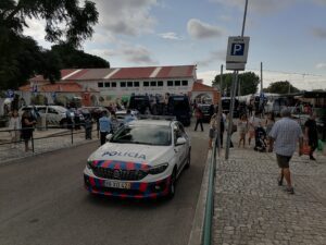 Operação policial contra a contrafação no mercado semanal de Tomar (c/ fotos e vídeo) psp mercado operacao policia IMG 20230908 101724