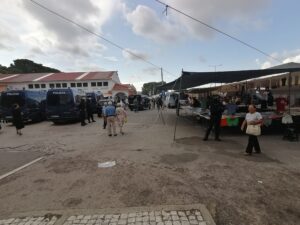 Operação policial contra a contrafação no mercado semanal de Tomar (c/ fotos e vídeo) psp mercado operacao policia IMG 20230908 101754