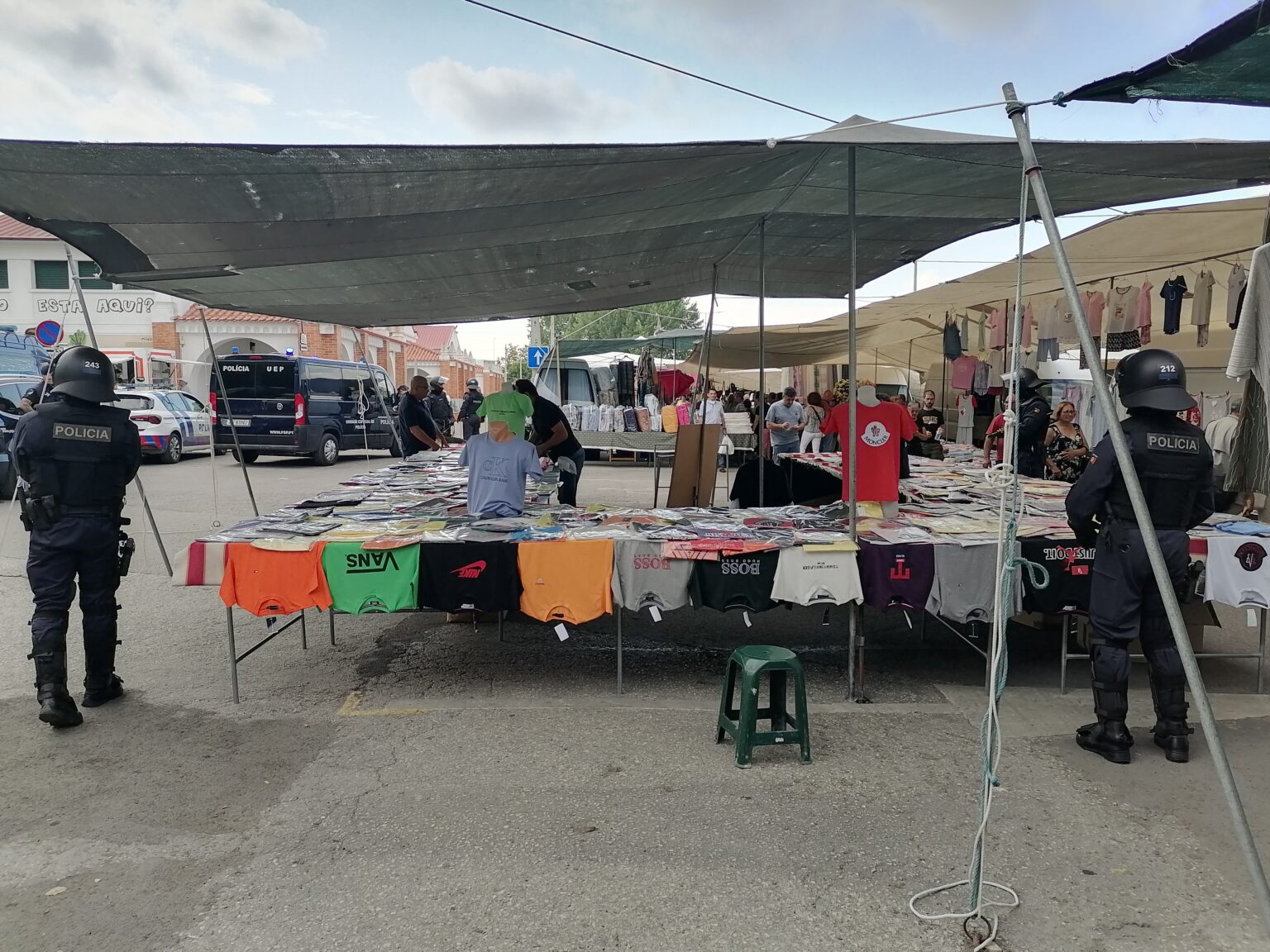 Polícia apreendeu 771 artigos contrafeitos no mercado semanal de Tomar psp mercado operacao policia IMG 20230908 101817