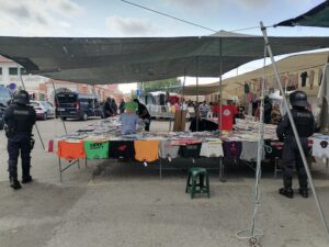 Operação policial contra a contrafação no mercado semanal de Tomar (c/ fotos e vídeo) psp mercado operacao policia IMG 20230908 101817