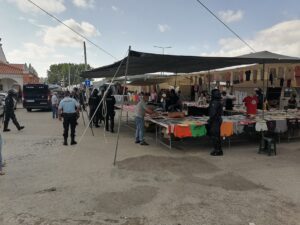 Operação policial contra a contrafação no mercado semanal de Tomar (c/ fotos e vídeo) psp mercado operacao policia IMG 20230908 102045