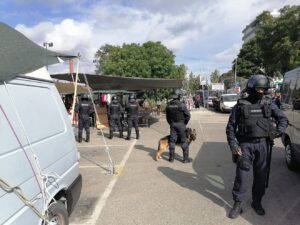 Operação policial contra a contrafação no mercado semanal de Tomar (c/ fotos e vídeo) psp mercado operacao policia IMG 20230908 103016