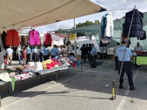 Operação policial contra a contrafação no mercado semanal de Tomar (c/ fotos e vídeo) psp mercado operacao policia IMG 20230908 103904