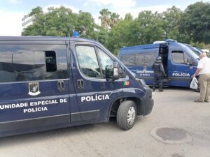 Operação policial contra a contrafação no mercado semanal de Tomar (c/ fotos e vídeo) psp mercado operacao policia IMG 20230908 105046