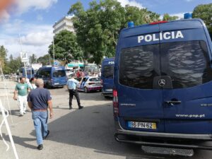 Operação policial contra a contrafação no mercado semanal de Tomar (c/ fotos e vídeo) psp mercado operacao policia IMG 20230908 105143