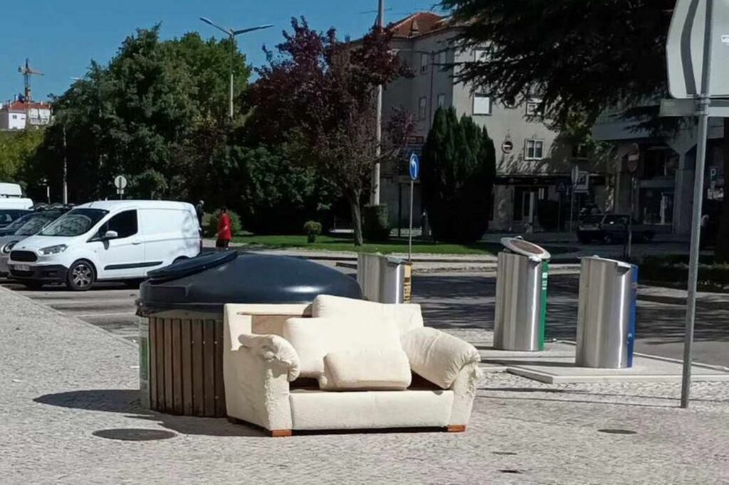 Novo spot para admirar o castelo? sofa lixo 8572112893006 1067535355805548236 n