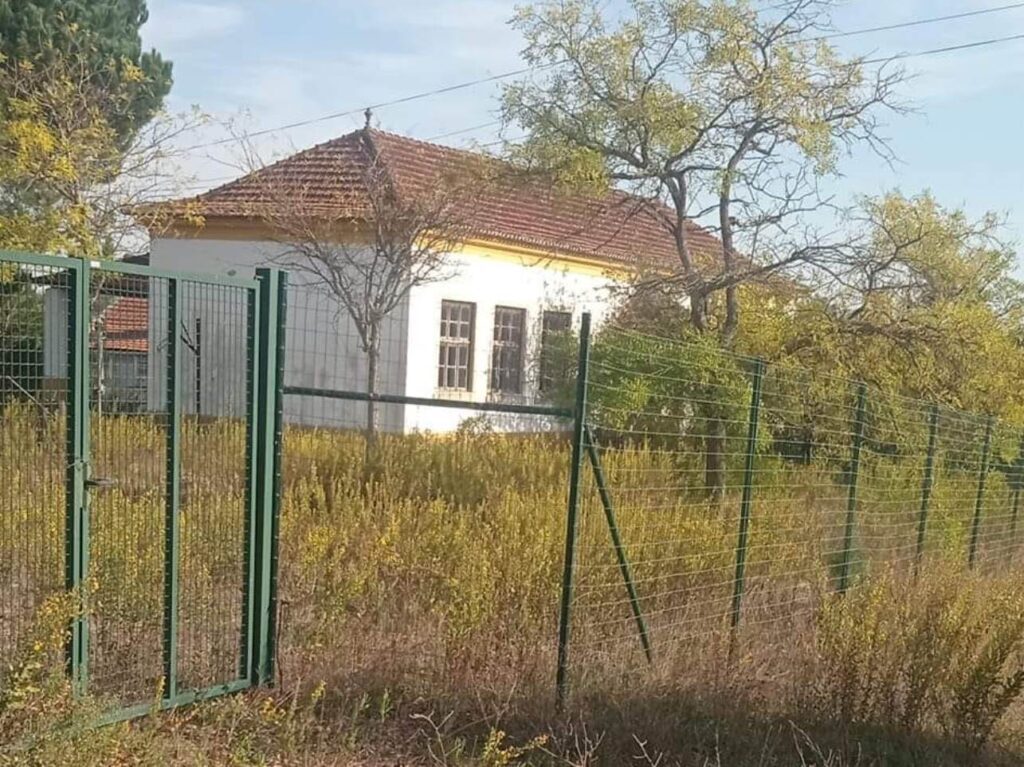 Escola dos Montes continua ao abandono 13 anos depois Escola de Montes 96760990 1736975706857511560 n
