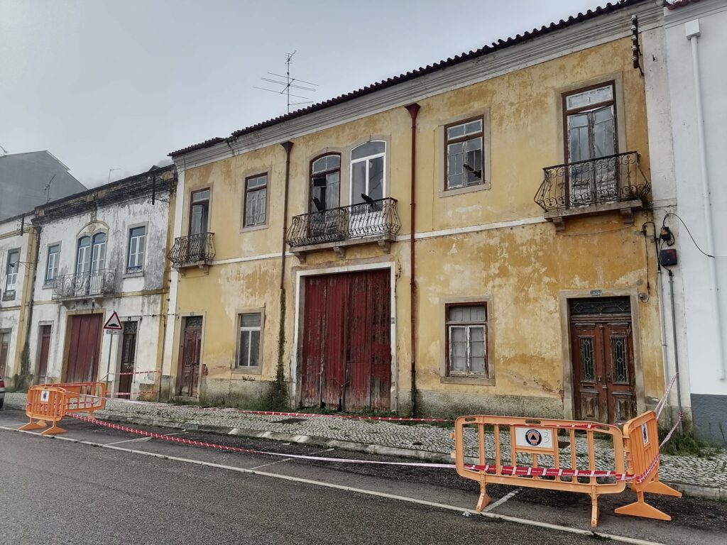 Queda de telhas assusta vizinhos e provoca prejuízos IMG 20231030 082651 1