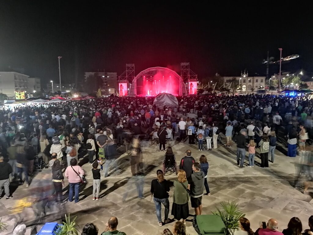Comunicação social nacional destaca caso de criança trancada no carro (c/ vídeo) feira varzea grande IMG 20231014 224227