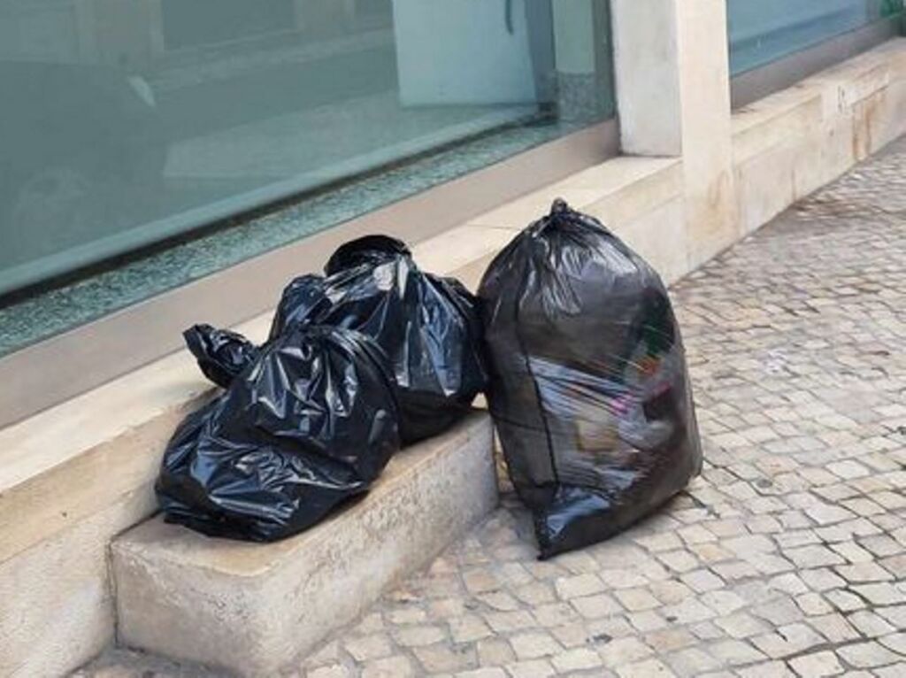 Moradores deixam sacos de lixo na rua lixo 488639019911 2068179168177373155 n