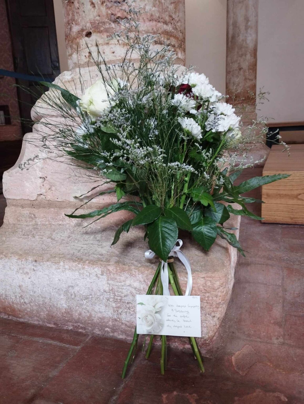Mensagens e flores por Israel na Sinagoga de Tomar sinagoga 3748438 8138793399137864825 n