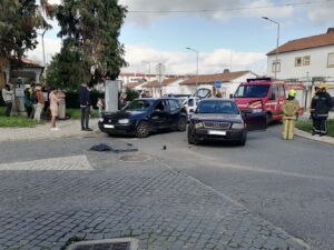 Colisão numa rotunda no Entroncamento provoca um ferido acidente IMG 20231114 134731