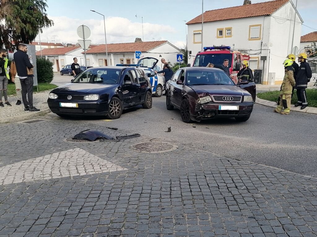 Colisão numa rotunda no Entroncamento provoca um ferido acidente IMG 20231114 134801