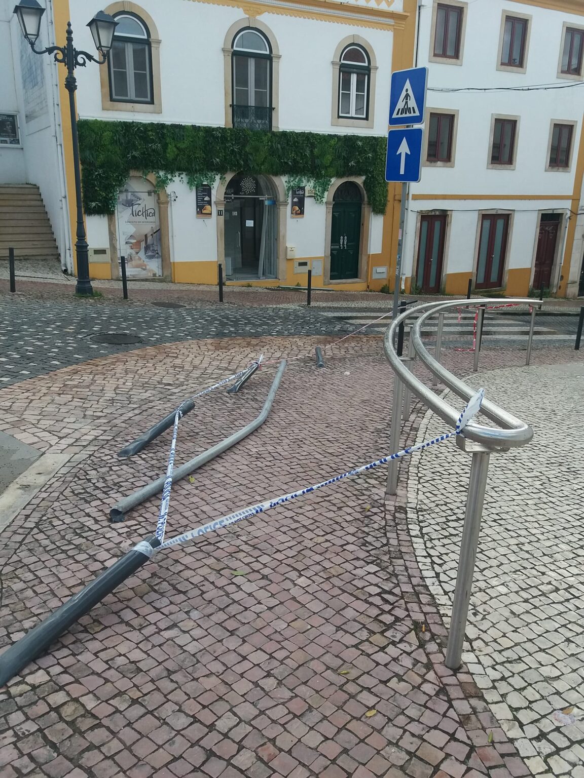 Carro despista-se e destrói pilaretes despiste 4606335 5322397572217049382 n